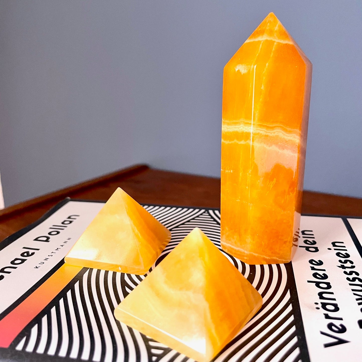 Pyramide Orangencalcit Positive Energy von Lovehealing Shop  Alternativen Text bearbeiten